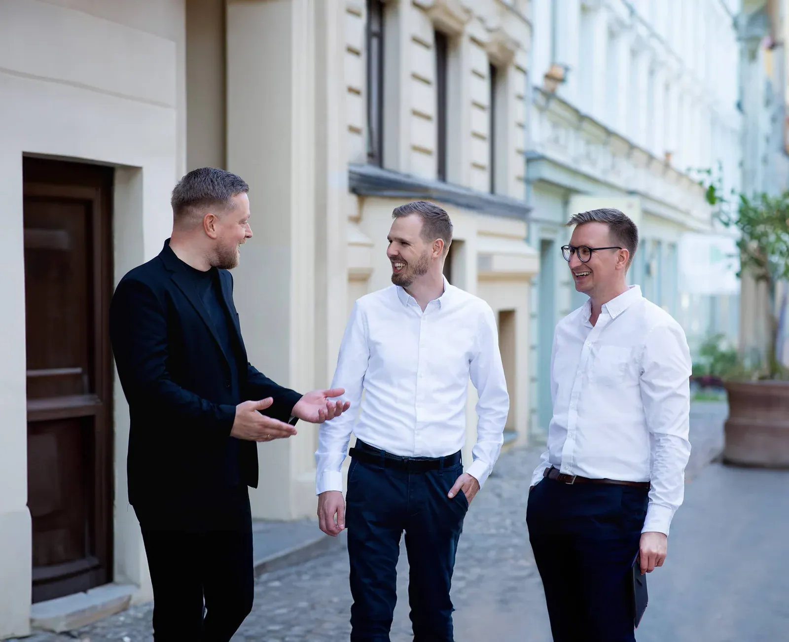 Die Pleeg-Gründer Björn Hammer, Tom Grüneberg und Jacob Saß im Gespräch in Berlin